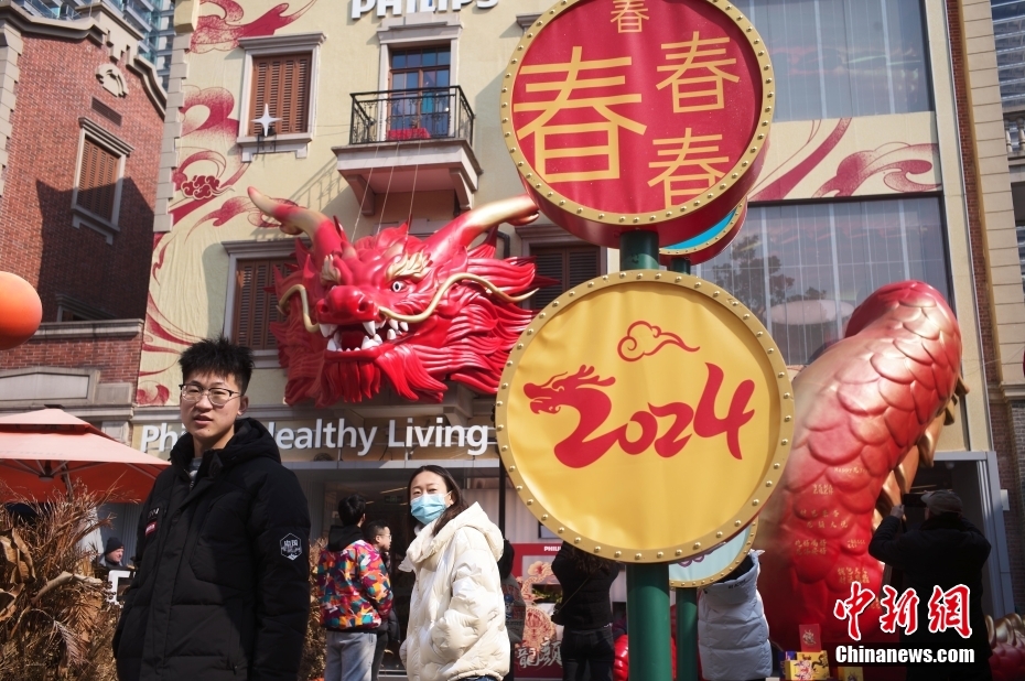 “龙元素”装饰扮靓上海街头开云体育 开云平台(图4)